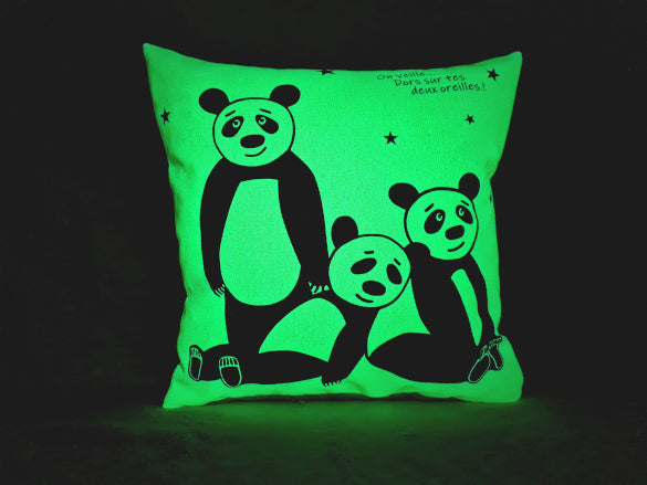 NOUVEAU ! Coussin phosphorescent Famille Panda.