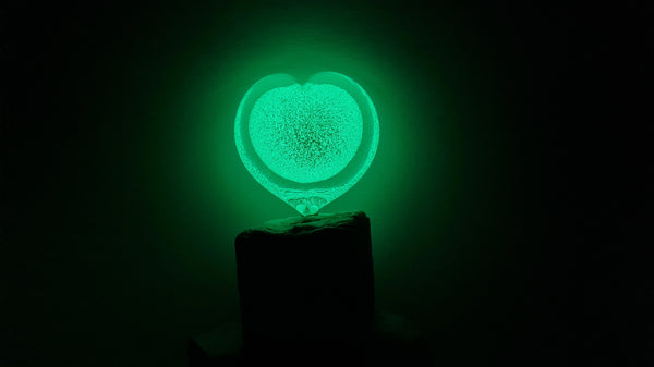 Coeur en verre phosphorescent.