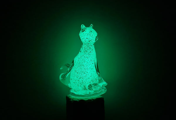 Chat en verre phosphorescent.